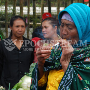 Damai Sejenak - Potret Warga Suku Tengger Usai Upacara Hari Raya Karo - Badar Risqullah - SHOP by EPOCHSTREAM