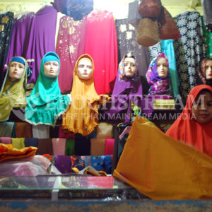 Keriaan Warna - Potret Pedagang Pasar Tawangmangu, Kota Malang - Badar Risqullah - SHOP by EPOCHSTREAM